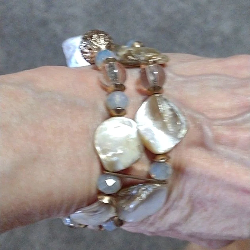 NATURAL SHELL AND CRYSTAL STRETCH BRACELET MOTHER OF PEARL GOLD FILIGREE BEADS